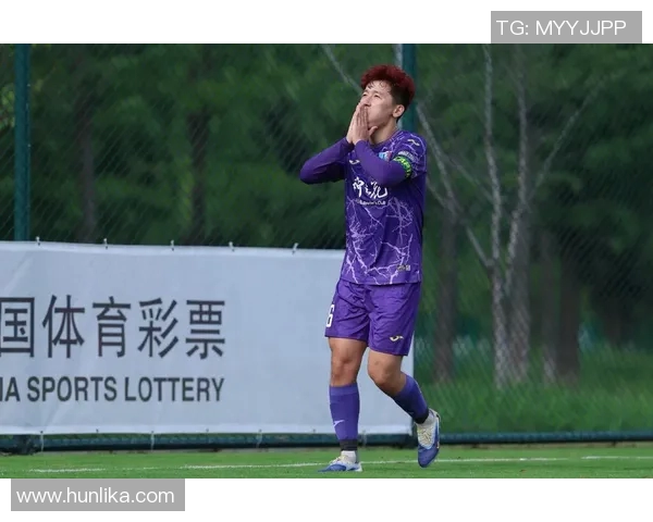 帅小伙勇闯绿茵场与足球明星展开一场惊心动魄的对决之旅